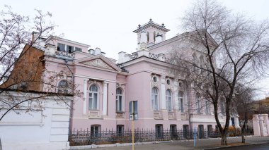 Astrakhan, Rusya, 10 Ocak 2021. Şehrin eski binaları. Ön cephe. Kırmızı toprak seti sokağı.