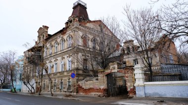 Astrakhan, Rusya, 10 Ocak 2021. Şehrin eski binaları. Ön cephe. Kırmızı toprak seti sokağı.