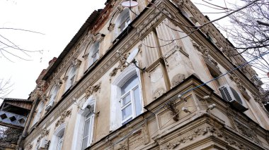 Astrakhan, Rusya, 10 Ocak 2021. Şehrin eski binaları. Ön cephe. Kırmızı toprak seti sokağı.