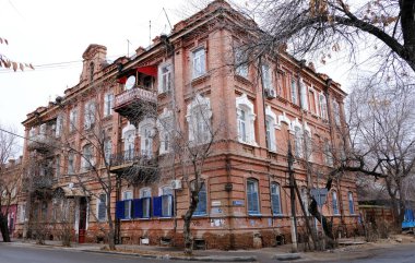 Astrakhan, Rusya, 10 Ocak 2021. Şehrin eski binaları. Ön cephe. Kırmızı toprak seti sokağı.