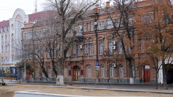 Astrakhan Rússia Janeiro 2021 Edifícios Antigos Cidade Fachada Rua Vermelha — Fotografia de Stock