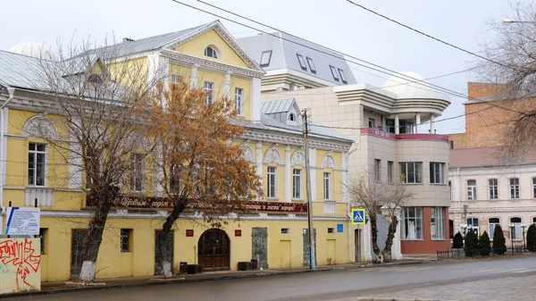 ロシアのアストラハン2021年1月10日 旧市街の建物 ファサード 赤堤通り — ストック写真
