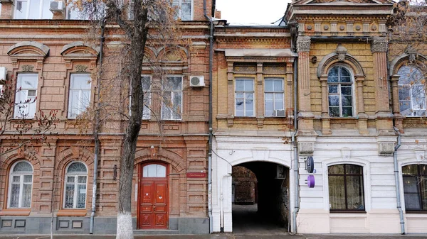 Astrakhan Rússia Janeiro 2021 Edifícios Antigos Cidade Fachada Rua Vermelha — Fotografia de Stock