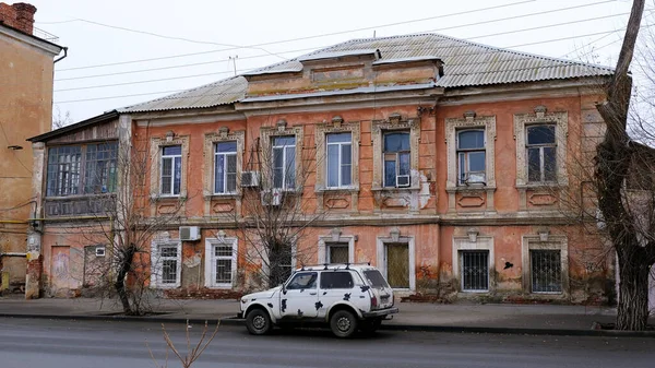 Astrakhan Rusko Ledna2021 Staré Budovy Města Fasáda Červená Ulice Nábřeží — Stock fotografie