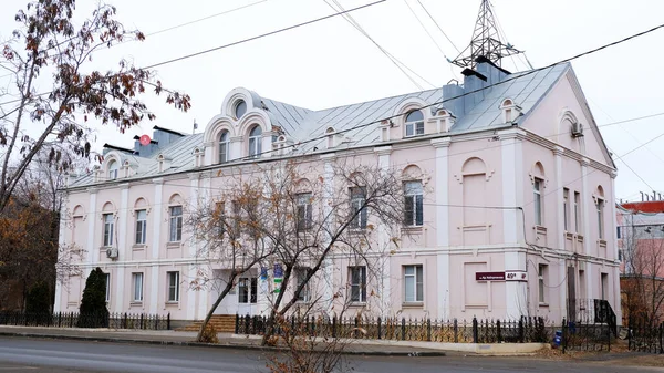 Astrakhan Rússia Janeiro 2021 Edifícios Antigos Cidade Fachada Rua Vermelha — Fotografia de Stock