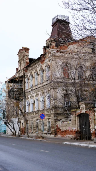 Astrakhan Rusko Ledna2021 Staré Budovy Města Fasáda Červená Ulice Nábřeží — Stock fotografie