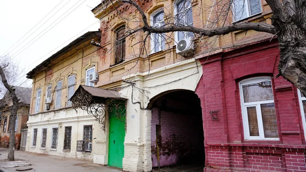 Astrakhan Rússia Janeiro 2021 Edifícios Antigos Cidade Fachada Rua Vermelha — Fotografia de Stock