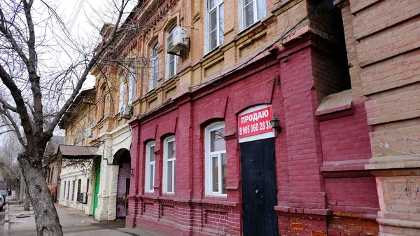 Astrakhan Rússia Janeiro 2021 Edifícios Antigos Cidade Fachada Rua Vermelha — Fotografia de Stock