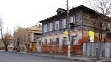 Astrakhan, Rusya, 10 Ocak 2021. Şehrin eski binaları. Ön cephe. 1 Mayıs Caddesi..