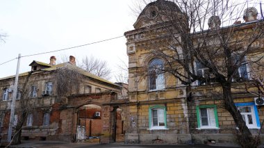Astrakhan, Rusya, 10 Ocak 2021. Şehrin eski binaları. Ön cephe. 1 Mayıs Caddesi..