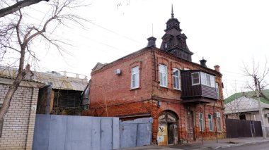 Astrakhan, Rusya, 10 Ocak 2021. Şehrin eski binaları. Ön cephe. 1 Mayıs Caddesi..