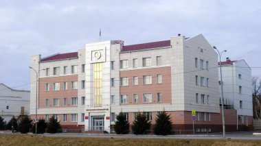 Astrakhan, Rusya, 10 Ocak 2021. Şehrin eski binaları. Ön cephe. 1 Mayıs Caddesi..