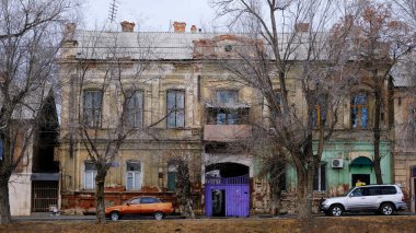 Astrakhan, Rusya, 10 Ocak 2021. Şehrin eski binaları. Ön cephe. 1 Mayıs Caddesi..