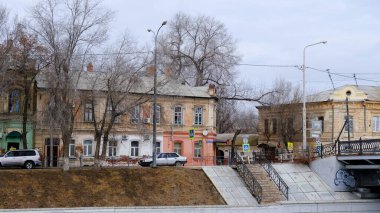 Astrakhan, Rusya, 10 Ocak 2021. Şehrin eski binaları. Ön cephe. 1 Mayıs Caddesi..