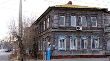 Astrakhan, Rusya, 10 Ocak 2021. Şehrin eski binaları. Ön cephe. 1 Mayıs Caddesi..