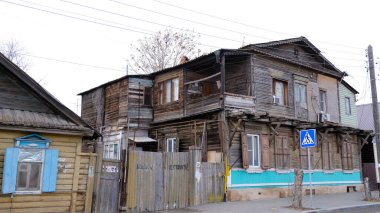 Astrakhan, Rusya, 10 Ocak 2021. Şehrin eski binaları. Ön cephe. 1 Mayıs Caddesi..