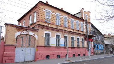 Astrakhan, Rusya, 10 Ocak 2021. Şehrin eski binaları. Ön cephe. 1 Mayıs Caddesi..