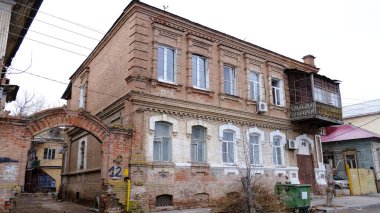 Astrakhan, Rusya, 10 Ocak 2021. Şehrin eski binaları. Ön cephe. 1 Mayıs Caddesi..