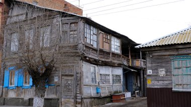 Astrakhan, Rusya, 10 Ocak 2021. Şehrin eski binaları. Ön cephe. 1 Mayıs Caddesi..