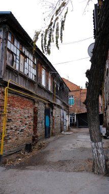 Astrakhan, Rusya, 10 Ocak 2021. Şehrin eski binaları. Ön cephe. 1 Mayıs Caddesi..