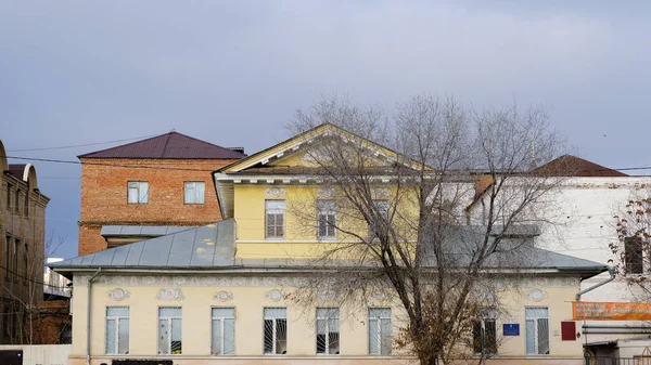 ロシアのアストラハン2021年1月10日 旧市街の建物 ファサード 堤防1 5月通り — ストック写真