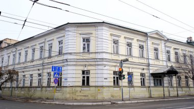 Astrakhan, Rusya, 8 Ocak 2021. Şehrin eski binaları. Ön cephe. Sverdlov Caddesi.