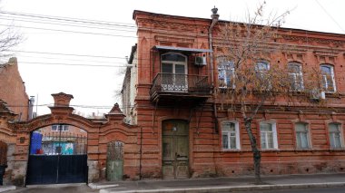 Astrakhan, Rusya, 8 Ocak 2021. Şehrin eski binaları. Ön cephe. Sverdlov Caddesi.