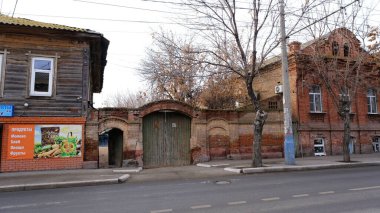 Astrakhan, Rusya, 8 Ocak 2021. Şehrin eski binaları. Ön cephe. Sverdlov Caddesi.