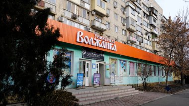 Astrakhan, Rusya, 8 Ocak 2021. Şehrin eski binaları. Ön cephe. Sverdlov Caddesi.