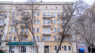 Astrakhan, Rusya, 8 Ocak 2021. Şehrin eski binaları. Ön cephe. Kirov Caddesi.