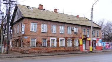 Astrakhan, Rusya, 8 Ocak 2021. Şehrin eski binaları. Ön cephe. Kirov Caddesi.