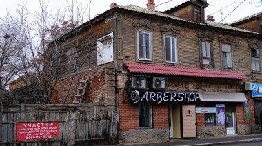 Astrakhan, Rusya, 8 Ocak 2021. Şehrin eski binaları. Ön cephe. Kirov Caddesi.