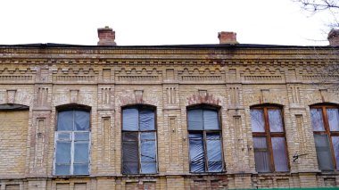 Astrakhan, Rusya, 8 Ocak 2021. Şehrin eski binaları. Ön cephe. Kirov Caddesi.