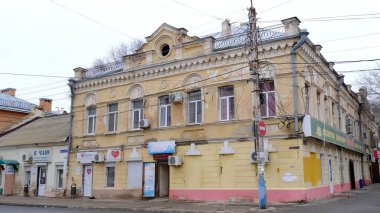 Astrakhan, Rusya, 8 Ocak 2021. Şehrin eski binaları. Ön cephe. Kirov Caddesi.