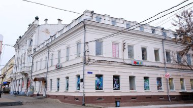 Astrakhan, Rusya, 8 Ocak 2021. Şehrin eski binaları. Ön cephe. Kirov Caddesi.