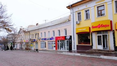 Astrakhan, Rusya, 8 Ocak 2021. Şehrin eski binaları. Ön cephe. Kirov Caddesi.