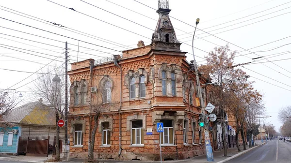 ロシアのアストラハン2021年1月8日 旧市街の建物 ファサード スヴェルドロフ通り — ストック写真