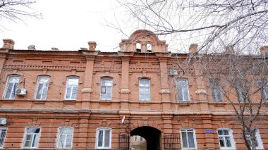 Astrakhan, Rusya, 13 Ocak 2021. Şehrin eski binaları. Evlerin ön cepheleri. Anatoly Sergeev st..