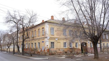 Astrakhan, Rusya, 13 Ocak 2021. Şehrin eski binaları. Evlerin ön cepheleri. Anatoly Sergeev st..