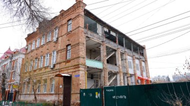 Astrakhan, Rusya, 13 Ocak 2021. Şehrin eski binaları. Evlerin ön cepheleri. Anatoly Sergeev st..