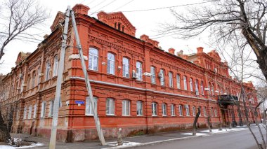 Astrakhan, Rusya, 13 Ocak 2021. Şehrin eski binaları. Evlerin ön cepheleri. Anatoly Sergeev st..