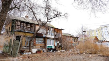 Astrakhan, Rusya, 13 Ocak 2021. Şehrin eski binaları. Evlerin ön cepheleri. Anatoly Sergeev st..