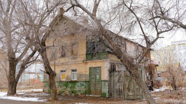 Astrakhan, Rusya, 13 Ocak 2021. Şehrin eski binaları. Evlerin ön cepheleri. Anatoly Sergeev st..