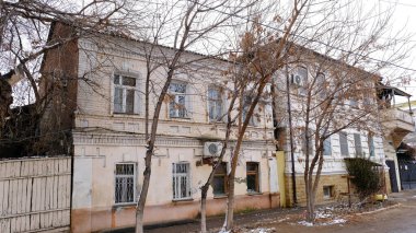 Astrakhan, Rusya, 13 Ocak 2021. Şehrin eski binaları. Evlerin ön cepheleri. Anatoly Sergeev st..