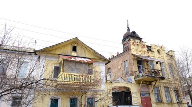 Astrakhan, Rusya, 13 Ocak 2021. Şehrin eski binaları. Evlerin ön cepheleri. Anatoly Sergeev st..