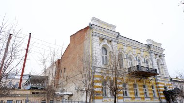 Astrakhan, Rusya, 13 Ocak 2021. Şehrin eski binaları. Evlerin ön cepheleri. Anatoly Sergeev st..
