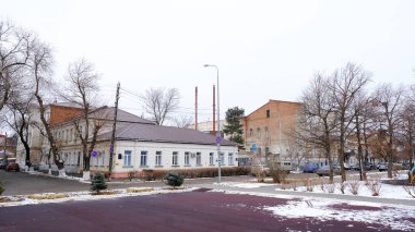 Astrakhan, Rusya, 13 Ocak 2021. Şehrin eski binaları. Evlerin ön cepheleri. Anatoly Sergeev st..