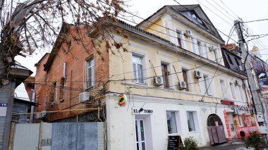 Astrakhan, Rusya, 13 Ocak 2021. Şehrin eski binaları. Evlerin ön cepheleri. Gorky st.