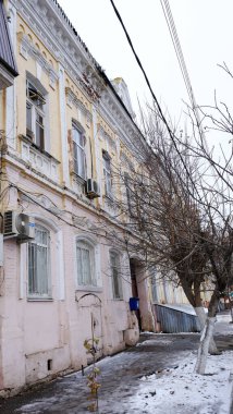 Astrakhan, Rusya, 13 Ocak 2021. Şehrin eski binaları. Evlerin ön cepheleri. Gorky st.