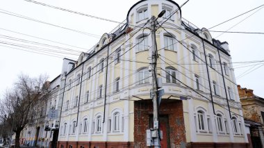 Astrakhan, Rusya, 13 Ocak 2021. Şehrin eski binaları. Evlerin ön cepheleri. Gorky st.